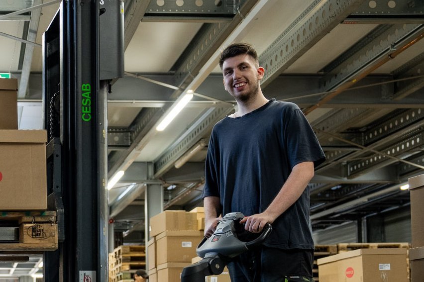 Während meiner Ausbildung bei wenco  habe ich alles über Lagerlogistik gelernt –  vom Wareneingang bis zum Versand.  Besonders cool war, dass ich von Anfang  an Verantwortung übernehmen durfte.  Heute bin ich fest im Team und freue mich,  dass ich nach meiner Ausbildung direkt  übernommen wurde.
