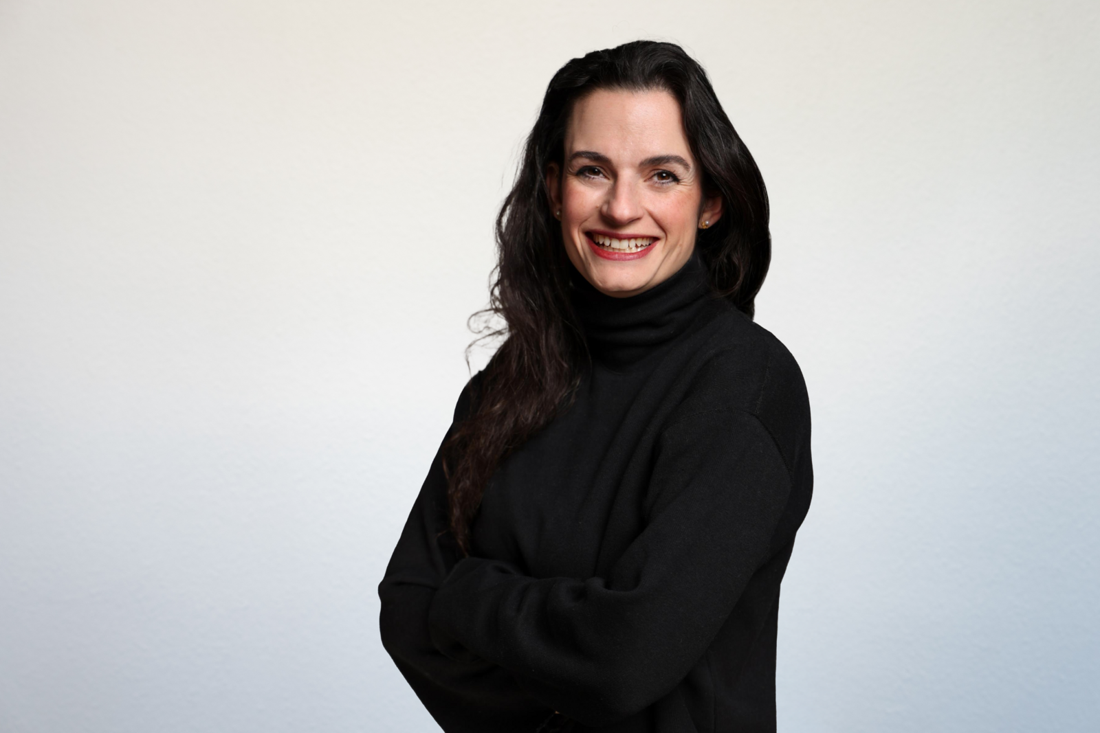 „Zahlen, Prozesse und Strategien sind mein Alltag – Menschen sind meine Leidenschaft. Seit vielen Jahren bin ich Teil von wenco und heute für IT, Finance, Logistik und HR verantwortlich. Mein Herz schlägt für Digitalisierung, Technik und für die Überzeugung, dass nachhaltiger Erfolg nur im Team gelingt.